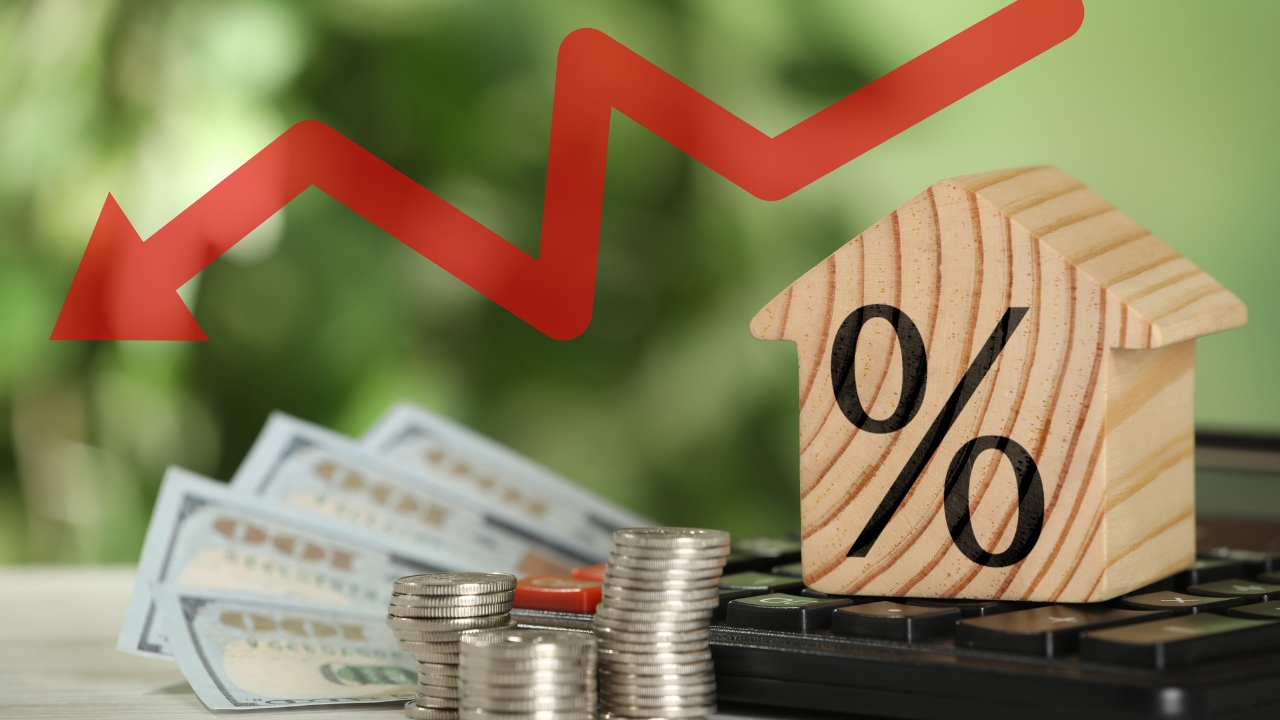 House-shaped rate symbol shows how lower ARM rates can reduce early mortgage costs
