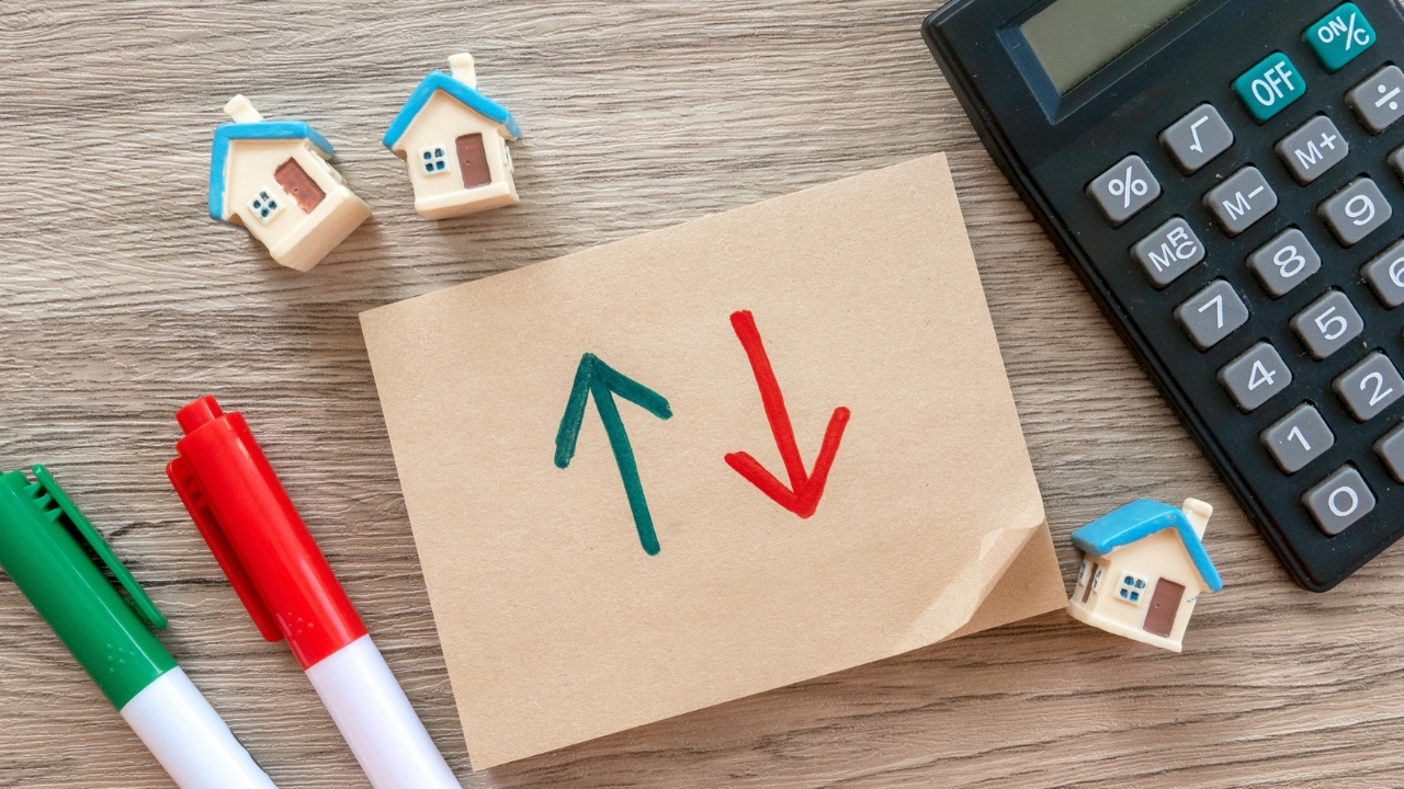 A calculator, small houses, and arrows show mortgage rate choices for buyers